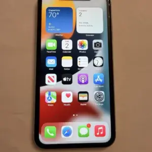 O Apple iPhone 11 na cor branca e com 128 GB de armazenamento é um smartphone potente, equipado com processador Hexa-Core, chipset Apple A13 Bionic e 4 GB.